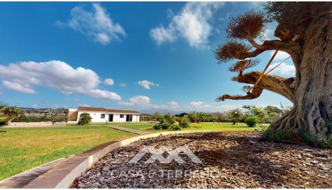 We present you this spectacular property in the first beach line in Almayate. The spacious 5000 m2 plot is fantastically landscaped, with paths leading through the grass and beautiful planting. Lamps light your way. This impressive garden is an absol...