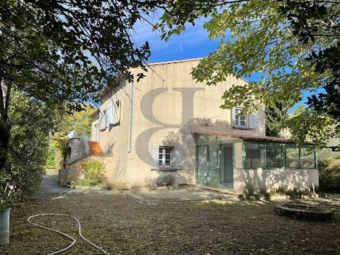 SAINTE CÉCILE LES VIGNES REGION - EXCLUSIVITY Virtual tour available on our website. In the immediate vicinity of a charming village with all its amenities, close to Sainte Cécile les Vignes, discover this spacious traditional villa to be modernised ...