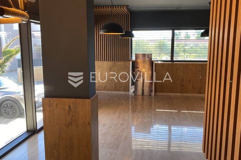 Vir, office space in a newly built building with an area of 65 m2. It is located in the very center of the island of Vir, about 150 meters from the main beach and the promenade. The space is ideal for an office, shop or agency, pharmacy, areas of qui...