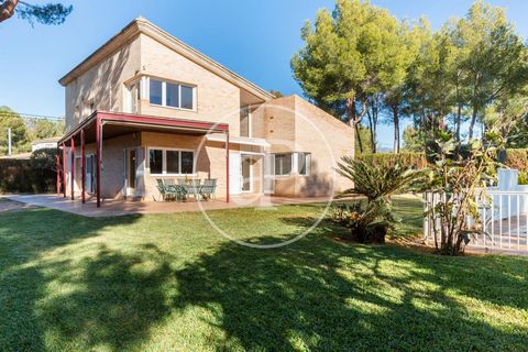 HOUSE FOR SALE IN SERRA Aproperties presents this magnificent detached property with swimming pool in the exclusive urbanization Torres de Porta Coeli, located between Bétera and Serra. The house, with timeless lines and 300m2, has been designed by a...