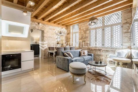 Trogir, an exclusive opportunity for long-term rental in the old town. Beautifully decorated one-room apartment located on the first floor. It consists of an entrance hall, a bathroom, a kitchen with a dining room, a living room, and a bedroom. The a...