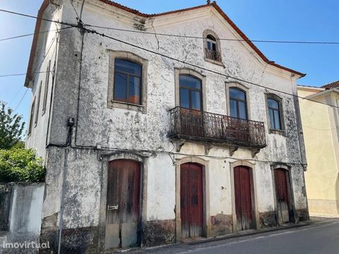 House V3 of 2 floors, attic and annexes in the street for total rehabilitation in Troviscal, Castanheira de Pêra. The property consists of: • R/c: storage; • 1st floor: hall, living room, kitchen, pantry, 3 bedrooms and sanitary installation; large a...
