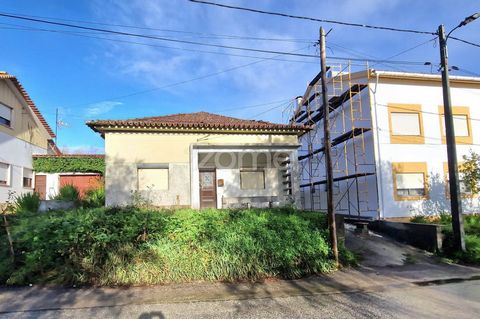 Property ID: ZMPT563547 Charming villa to recover, located in the picturesque village of Mallorca, Figueira da Foz. This 2 bedroom property offers annexes, a generous plot of land and garage. The building, although old, holds incredible potential for...