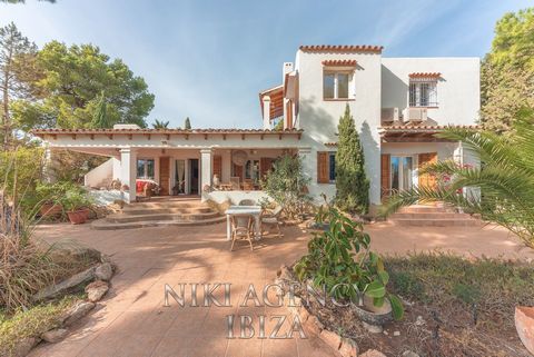 Ibiza style house in Cala Yondal with seaview This breathtaking property extends over a generous 4,179 square meter plot in the south of Ibiza, situated between the picturesque bays of Cala Yondal and Es Xarco. With incomparable views of the beach of...