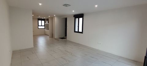 Beautiful contemporary air-conditioned house, attached, completely renovated in 2021, Ground floor + floor of 76m², close to all amenities, with a concrete courtyard of 7.50 m² and a parking space in front of the 64 m² private paved house. Comprising...
