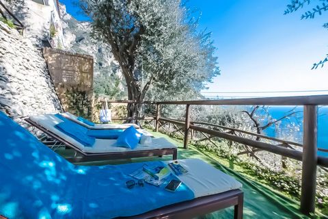 Esta hermosa casa recientemente renovada se encuentra en Laurito, a unos 2 km del centro de Positano, la joya de la Costa Amalfitana, conocida no solo por sus numerosas terrazas, escaleras y casas coloridas, sino también por su pura belleza. En Posit...