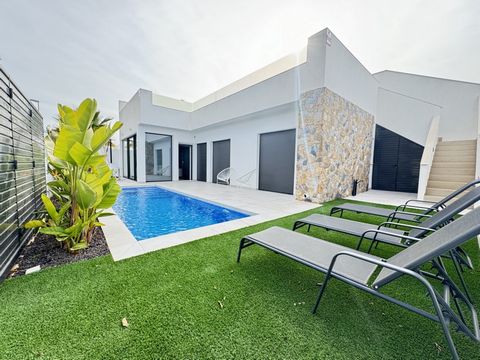 This impressive 3 bedrooms, 2 bathroom modern villa is located in Pilar De La Horradada. Located just outside the village the property is set on a corner plot offering spacious outdoor living area, private pool and large private roof terrace. Inside ...