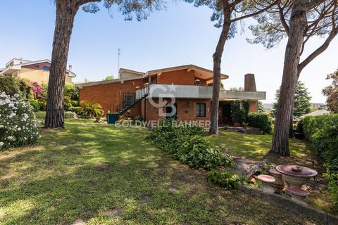 In the EUR TRE PINI - VILLAGGIO AZZURRO district and precisely in Via Gaetano Koch, Coldwell Banker is pleased to offer for sale a prestigious single-family Villa. The property has a splendid panoramic view given its dominant position, surrounded by ...