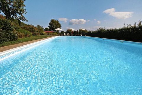 Het stijlvol gerenoveerde landgoed met zwembad is rustig gelegen in de heuvels van “Monte Serra” op 300 m hoogte, ten zuiden van Lucca en ten westen van Pisa met indrukwekkend panoramisch uitzicht op het groene landschap. Het geschakelde perceel (ca....