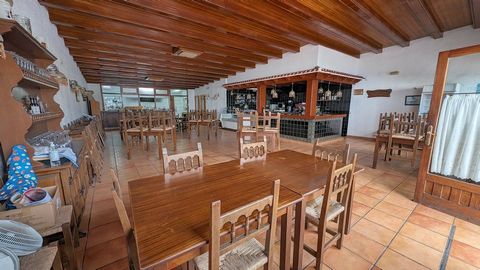 Welcome to this spacious venue with a rich history that formerly housed a charming restaurant in the heart of the village. Its strategic location, right on the street, makes it a privileged spot, situated very close to supermarkets, the bus station, ...