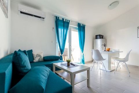 In the charming town of Omialj, you will find this stunning 2-bedroom apartment for hosting 4 guests. Perfect for a family or couples on vacation, this sea-view property also features a courtyard and a private terrace to relax. The scenic, sandy bea...
