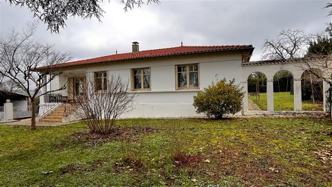 Summary 1970s single storey house of approximately 130m2, ideally located a short walk from the vilage centre of Lavardac, Location Close to Lavardac village Interior With 4 spacious bedrooms, a semi-buried basement, this property is ideal for those ...