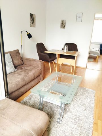 Objektbeschreibung Das Apartment verfügt über ca. 50 m² und ist modern ausgestattet. Es gibt ein Schlafzimmer und einen seperaten Wohnbereich mit Sofa und TV sowie ein Bad mit Dusche und eine vollausgestattete Mini-Küche. Gegenüber im Treppenhaus bef...