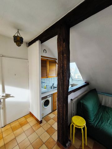 2-room apartment of 29.72m2 on the floor, including 22.01m2 Carrez Law (i.e. 24.58m2 weighted), located on the 6th and last floor of an old building with elevator consisting of an entrance, living room with kitchen American, a bedroom with storage, b...