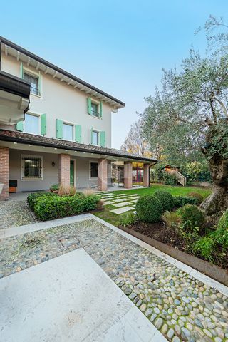 In Esenta di Lonato stands this charming home that captures the essence of rural living without sacrificing modern comfort. With a large private garden and a private porch, this property offers a perfect space for those who love tranquility and the b...