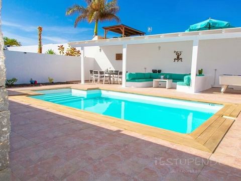 Estupendo Inmobiliaria is pleased to offer this wonderful semi-detached villa in Playa Blanca inspired by Cesar Manrique and decorated with modern furniture. The house has a huge lounge area with comfortable sitting, plenty natural light and glass do...
