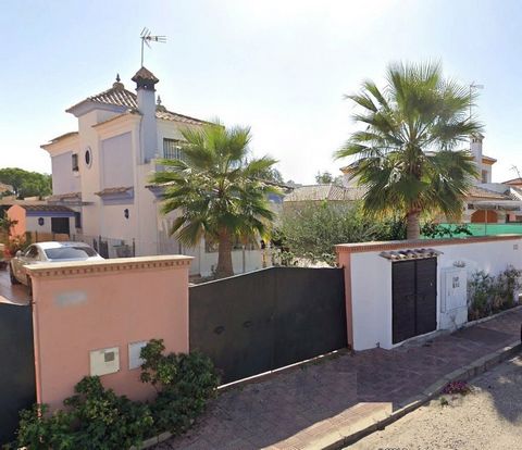 Charming Detached Villa with Gardens, Terraces and More. . We present this charming villa that offers you a quiet and comfortable life, built in 2004. Surface and Distribution: With a usable area of 150m² distributed over two floors, the villa offers...