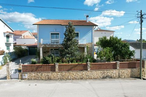 Excellent 5-bedroom villa in the Urbanization of Gorgulhão in Condeixa-a-Nova. Set on a plot of 415m2, this villa has a ground floor with a kitchen, living room, office, service bathroom, covered outdoor space with barbecue and oven and a garage for ...