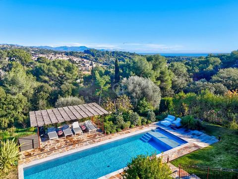 Co-exclusivity - Gorgeous and renovated villa in a perfect condition enjoying a panoramic view on the Sea, the village of Biot and the mountains. The house consists of an entrance, a spacious living room with heigh ceiling, fireplace and access to th...