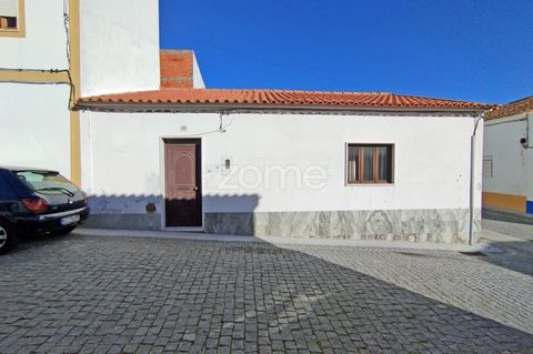 Identificação do imóvel: ZMPT563831 This single-story, corner house is located in the historic center of Viana do Alentejo, right next to the Castle. It has access via 2 streets, and in terms of divisions, it has a living room, kitchen, 2 bedrooms, 2...