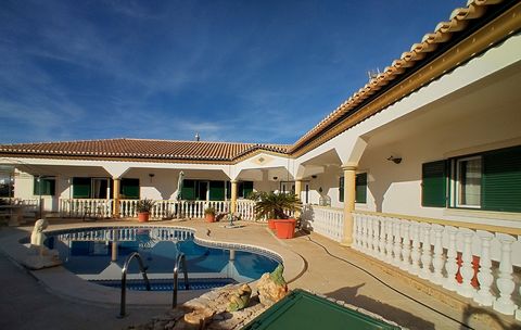 A beautiful, very spacious high quality villa, with the main living area conveniently on one floor with a very large basement leading to a spacious car port. The villa is situated in a residential area just a few minutes drive to the beautiful beach ...