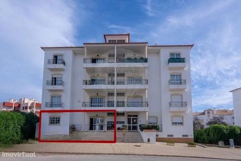  PORTUGUÊS Venha conhecer este apartamento no Porto de Mós, em Lagos.  Inserido num pequeno edifício, localizado num Rés do chão elevado, é composto por: Hall Sala com varanda 1 Quarto em Suite, com roupeiro embutido e varanda 1 Quarto com varanda ab...