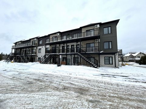 Condo in an area of choice, it offers you 5 household appliances, bathroom with separate shower, a bedroom, a room for an office, island with dining area, electric fireplace in the living room, balcony, storage space in exterior and parking. This is ...