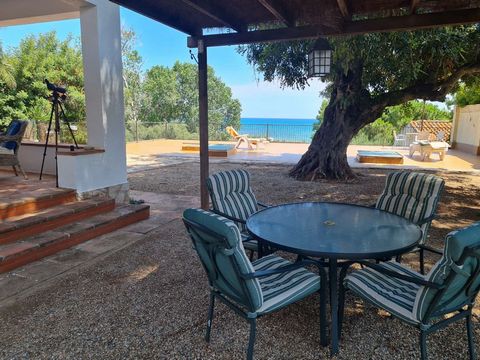 PALMERAS IMMO for sale superb villa by the sea, Descriptive: HOUSE: * Independent kitchen equipped. * Large living room with fireplace. * 3 double bedrooms * 1 bathroom + toilet *Dependency: * 1 double bedroom * 1 bathroom + toilet * Large terrace wi...