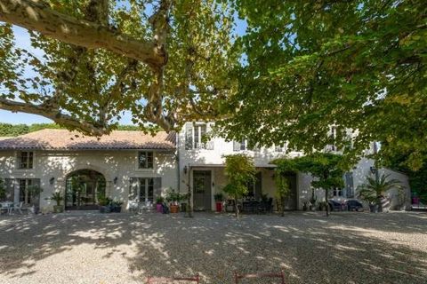 Provence Home, the Luberon real estate agency, is offering for sale, a large restored farmhouse on nearly 7000 sqm of land, situated between the small towns of L'Isle-sur-la-Sorgue and Le Thor. SURROUNDINGS OF THE PROPERTY The property is located in ...
