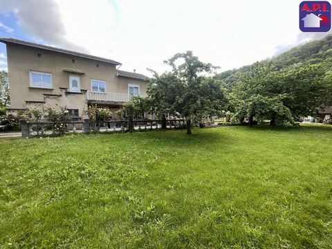 HOUSE AND OUTBUILDINGS! Atypical T5 house of more than 160m² on a plot of 1691m². Discover its enclosed garden with trees, close to all shops. The particularity of this house: its large number of outbuildings! Between garages, workshops and wooden sh...