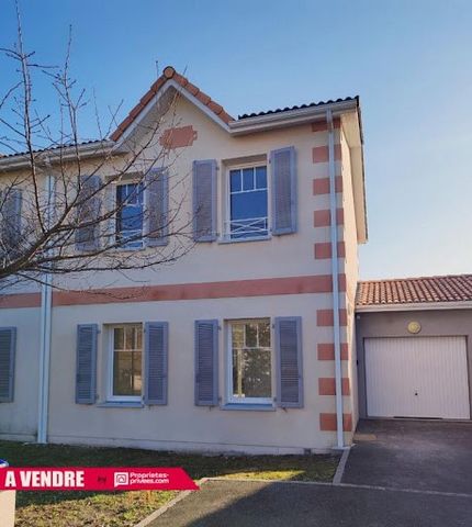 ARES 33740 - Delightful semi-detached house from 2012 in R+1 with garden, garage of 14 m² and private outdoor parking space. The living area is approximately 78 m² on two levels. You will discover on the ground floor, an entrance, a living room with ...