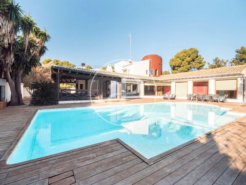 377 sqm house with Terrace and views in La Cañada, Paterna.The property has 6 bedrooms, 5 bathrooms, swimming pool, gymnasium, 4 parking spaces, air conditioning, balcony, garden, heating and storage room. Ref. VV2301068 Features: - Air Conditioning ...