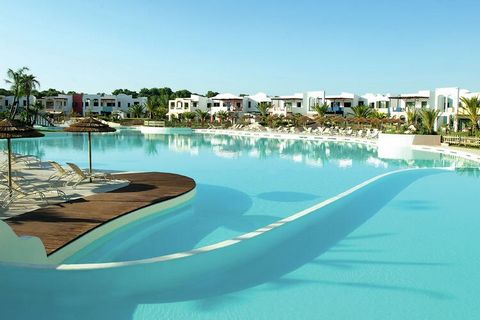 De comfortabele, moderne vakantieappartementen in I Turchesi zijn gelegen rond een groot zwembad in een exclusief ontworpen laagbouw (max. twee verdiepingen). Dit betekent niet dat uw vakantieappartement direct aan het zwembad ligt. Tussen de vakanti...