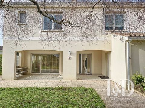 Located in a quiet area of Breuillet, this contemporary villa from 2004 offers exceptional services. A living space with generous volumes that invites conviviality, the kitchen, spacious and bright is very well fitted and equipped, each of the 5 bedr...