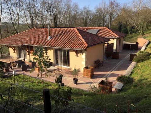 Welcome to this haven of peace located in the heart of a vibrant village, just 10 minutes from Condom and Nérac, and a stone's throw from the canal. This renovated house by local artisans offers undeniable modern comfort, harmoniously combining authe...