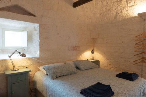 Midden in het betoverende Apulische landschap in de Valle d'Itria ligt deze stenen trullivilla. Met zijn conische plafonds, oude houten balken en lichte muren wordt een sfeer van rustieke elegantie gecreëerd. Buiten maakt het vakantiehuis indruk met ...