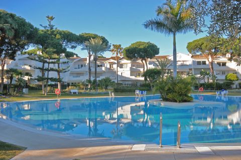 Located in Estepona. This is a beautiful and very spacious 3 double bedroom apartment with the delightful and luxury beach side development of El Presidente. The apartment offers a very large living space which has a lounge area with open fireplace, ...