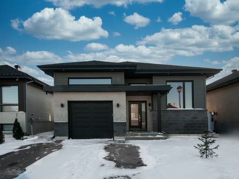 This magnificent contemporary property, nestled in a quiet, family-friendly area, is a real gem! In addition to its recent construction and its garage, it offers a large bright open area, 4 bedrooms, 2 sumptuous bathrooms with large glass showers, an...