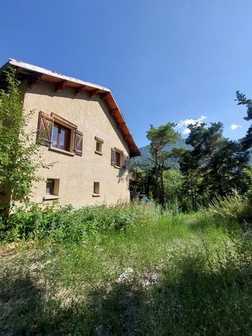 In the heart of the Ubaye Valley, just a few minutes from Barcelonnette. Between the ski resorts and the Lac de Serre Ponçon. Immogliss offers you in the town of Thuiles, this large family house of 160m2 on a wooded plot of 1350m2. It consists on the...