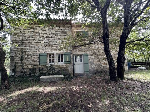 Entdecken Sie in Issirac, einem kleinen Dorf zwischen Gard und Ardèche, 20 Minuten von Pont-Saint-Esprit und 15 Minuten von Barjac entfernt, dieses hübsche Steinhaus von 95 m2, bestehend aus einem Eingang, einer ausgestatteten Küche (Backofen, Gasher...