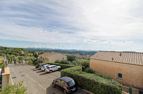 Découvrez cette maison mitoyenne de 83m², véritable havre de paix baigné de lumière. Ses 3 chambres lumineuses vous envelopperont de douceur, tandis que son vaste salon-cuisine de 36m² invite aux instants partagés. La grande salle de bain, élégante e...