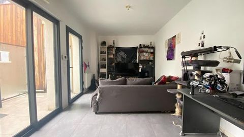 Gironde, (33000) BORDEAUX. Myriam GALMAR vous présente ce T3 de 59m² au prix TTC de 259975 euros dont 3,95% de commission charge acquéreur, soit 9975 euros TTC (pour 250000 euros prix net vendeur). Cet appartement T3 de deux chambres bénéficie d'une ...