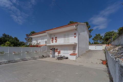 Cette villa est une maison confortable située sur un terrain de 300 m² à Aiana, une ville tranquille de Sesimbra. Avec un emplacement privilégié, il est proche des belles plages de la région, offrant un accès facile à la côte et aux merveilleux paysa...