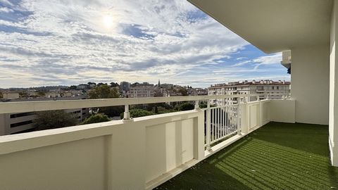 TOULON-MOURILLON : Appartement de type 3 entièrement rénové par un architecte d'intérieur, proche des commerces, de la mer, des bus et du centre-ville de TOULON. Il se compose d'une spacieuse entrée qui dessert une buanderie et une lumineuse pièce à ...