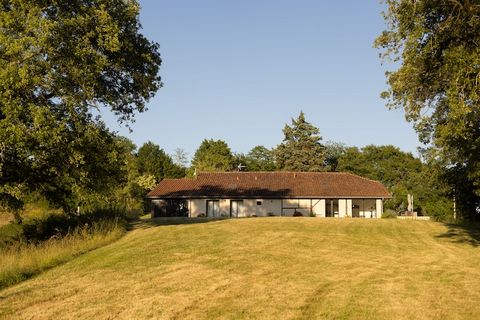 Descubra la serenidad y la comodidad de nuestra casa de vacaciones situada en la tranquila campiña de Peyrusse-Grande. Esta encantadora residencia ofrece una combinación perfecta de comodidades modernas y encanto rústico, lo que garantiza una estanci...