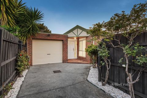 Perfect gelegen aan de rand van McKinnon Secondary College, deze onberispelijke bakstenen eenheid met twee slaapkamers en twee badkamers aan de achterzijde is een aangename verrassing van ruimte op zijn eigen titel. Fris met zijn eiken look vloeren, ...