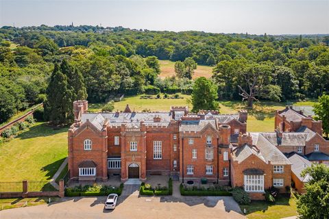 An outstanding opportunity to purchase a spacious first floor apartment within an iconic historic building. Danbury Palace is situated within magnificent parklands and a short walk to Danbury village centre. Situated within the impressive private gat...