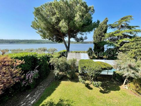 ISTRA - MEDULIN - SURROUNDINGS, house 1st row to the sea, garden 2154m2 The house is located in a very quiet and discreet place by the sea, on a plot of 2154m2. The area of the house together with the greenhouse and woodshed is 180m2.The house needs ...