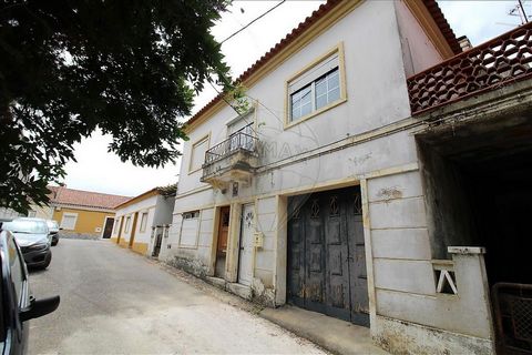 Moradia T/4 em Alferrarede / Abrantes Moradia T4 com uma área de 205 metros quadrados, inserido num lote com 180m2, situado em Alferrarede, Abrantes, distrito de Santarém. Situado numa área residencial muito tranquila, o imóvel beneficia da proximida...