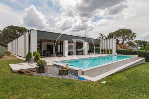 Haus von 796 m2 mit Ausblicke Im Großraum von Bonanza, Boadilla del Monte. Die Immobilie hat 4 Zimmer, 4 Bäder, Pool, Kamin, Fitnessstudio, 4 Parkplätze, Einbauschränke, Garten und Heizung. Ref. VMO2212003 Features: - SwimmingPool - Garden